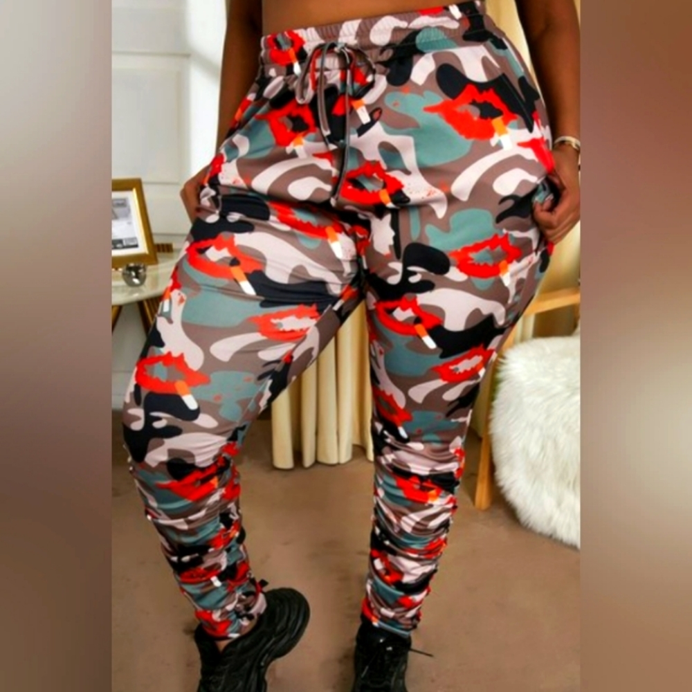 Lip print camo style pants